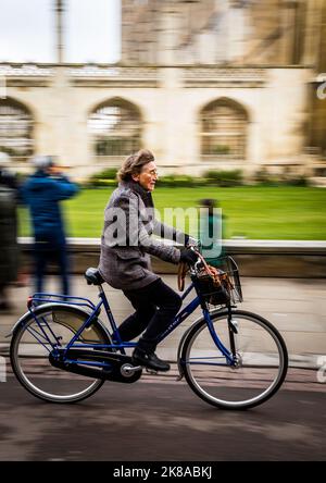 Studenti in bicicletta oltre le università n Cambridge UK Foto Stock