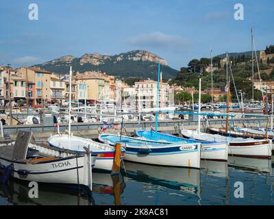 Cassis, Francia - Maggio 18th 2022: Vecchie barche da pesca nel porto storico Foto Stock