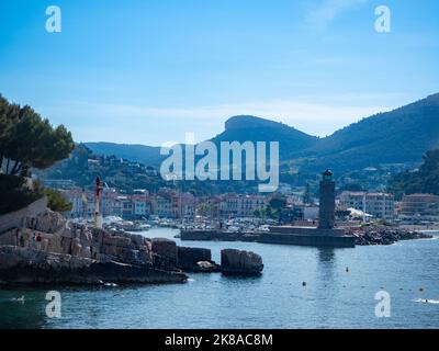 Cassis, Francia - 18th 2022 maggio: Ingresso al vecchio porto di fronte al villaggio storico Foto Stock