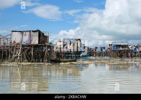 L'isola di Omadal è un'isola malese situata nel Mar di Celebes, nello stato di Sabah. La comunità villaggio bajau laut durante la bassa marea. Foto Stock