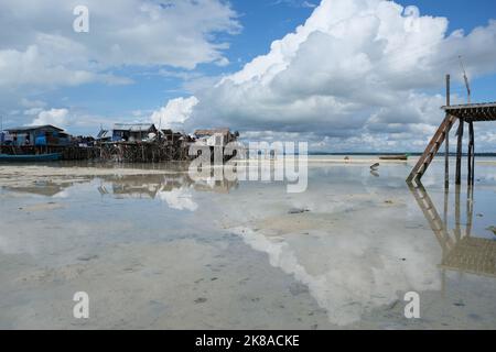 L'isola di Omadal è un'isola malese situata nel Mar di Celebes, nello stato di Sabah. La comunità villaggio bajau laut durante la bassa marea. Foto Stock
