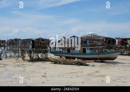 L'isola di Omadal è un'isola malese situata nel Mar di Celebes, nello stato di Sabah. La comunità villaggio bajau laut durante la bassa marea. Foto Stock