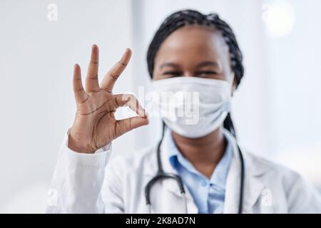Youre fare appena bene. Ritratto di un giovane medico che fa un segno di approvazione. Foto Stock