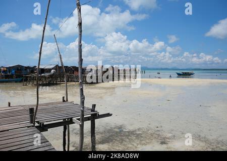 L'isola di Omadal è un'isola malese situata nel Mar di Celebes, nello stato di Sabah. La comunità villaggio bajau laut durante la bassa marea. Foto Stock