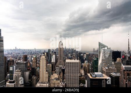 New York City, Stati Uniti d'America - 18 settembre 2022. Vista aerea panoramica delle nuvole cupe tempesta su New York Foto Stock