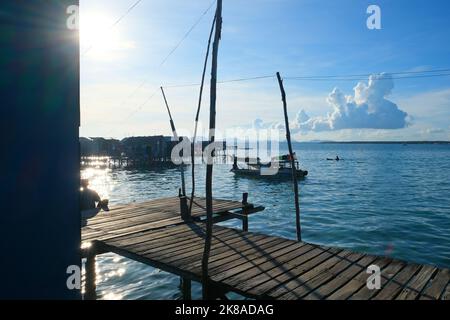 L'isola di Omadal è un'isola malese situata nel Mar di Celebes, nello stato di Sabah. La comunità villaggio bajau laut durante la bassa marea. Foto Stock