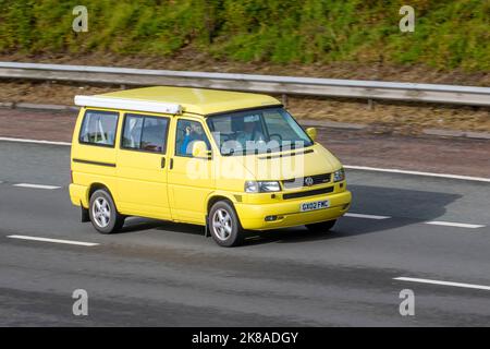 2002 giallo VW VOLKSWAGEN Multivan Umwelt 2496cc Diesel manuale; viaggiando sull'autostrada M6, Regno Unito Foto Stock