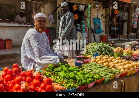 SHENDI, SUDAN - 6 MARZO 2019: Venditore di ortaggi a Shendi, Sudan Foto Stock