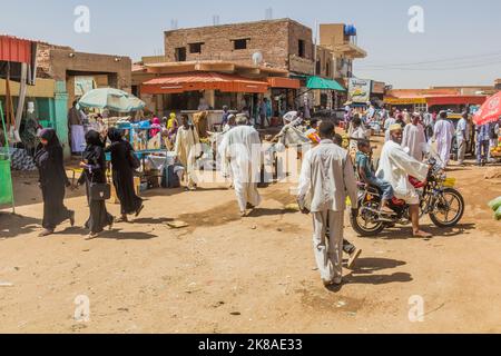SHENDI, SUDAN - 6 MARZO 2019: Persone in una strada a Shendi, Sudan Foto Stock