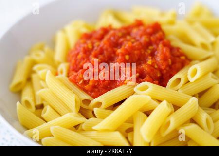 Semplice piatto di pasta di maccheroni con salsa di pomodoro, Maiorca, Isole Baleari, Spagna Foto Stock