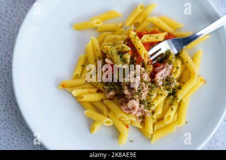 Semplice piatto di pasta di maccheroni con salsa di pomodoro e tonno, Maiorca, Isole Baleari, Spagna Foto Stock