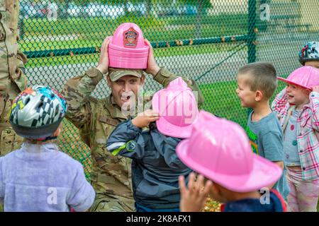 Base dell'aeronautica militare di Malmstrom, Montana, Stati Uniti. 12th Ott 2022. Staff Sgt. Dallin Wilson, capo dell'equipaggio del Dipartimento dei vigili del fuoco dell'ingegnere civile Squadron del 341st, esce dai cappelli dei pompieri in plastica per i bambini di ottobre. 12, 2022, presso la base dell'aeronautica militare di Malmstrom, Month. Il dipartimento dei vigili del fuoco ha visitato il Child Development Center durante la loro settimana di prevenzione del fuoco del 2022 per insegnare ai bambini come stare al sicuro intorno al fuoco e cosa fare in caso di incendio fuori controllo. Credit: US Air Force/ZUMA Press Wire Service/ZUMAPRESS.com/Alamy Live News Foto Stock