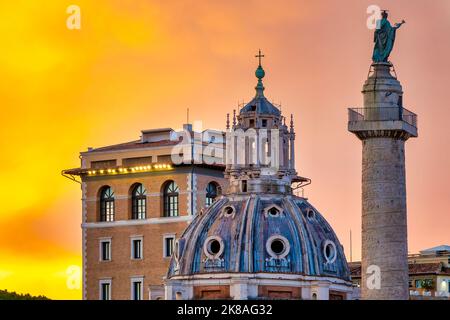 Vista del Colosseo di Traiano, delle cupole gemelle e del Palazzo delle Assicurazioni generali al tramonto, Roma Italia Foto Stock