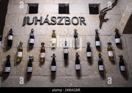 Eger, Ungheria – 17 ottobre 2022. Bottiglie di vino prodotte dalla cantina Juhasz Pince di Eger, Ungheria. Le bottiglie di diverse varietà di vino di marca Foto Stock