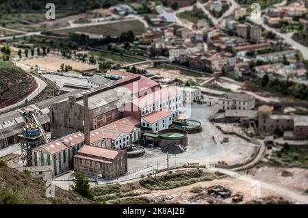 CARDONA,SPAGNA-SETTEMBRE 4,2022: Vista sulla strada del borgo medievale di Cardona, provincia di Barcellona, Catalogna. Foto Stock