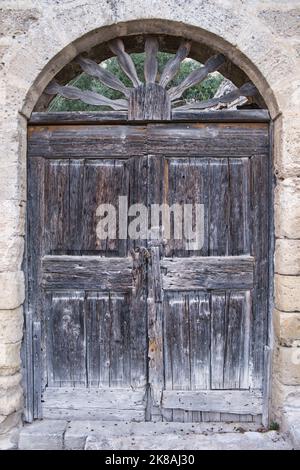 Primo piano di una vecchia porta a Matera Foto Stock