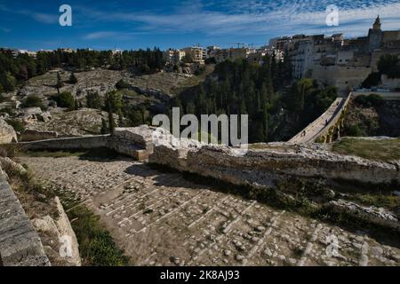 Vista sul monumentale ponte dell'acquedotto a Gravina in Puglia, vicino a Matera Foto Stock