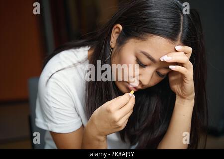 Elegante e affascinante lavoratore di ufficio sentirsi male al lavoro Foto Stock