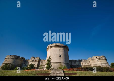 Vista esterna sui ruderi del castello di Tramontano a Matera Foto Stock