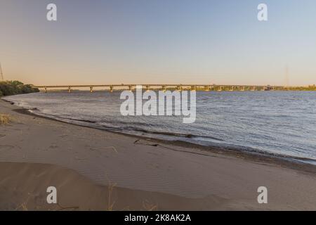 Ponte sul fiume Nilo a Dongola, Sudan Foto Stock