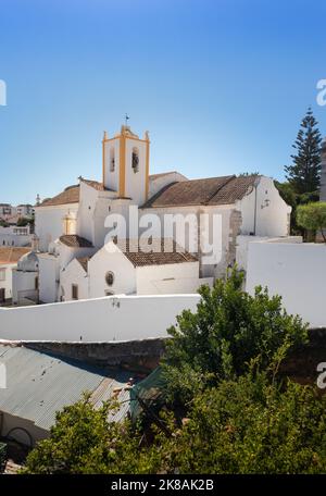 Portogallo, 2022 agosto: Vecchia chiesa Igreja de Santiago costruita nel XIII secolo e ricostruita dopo il terremoto del 1755, Tavira, Algarve, Portogallo Foto Stock