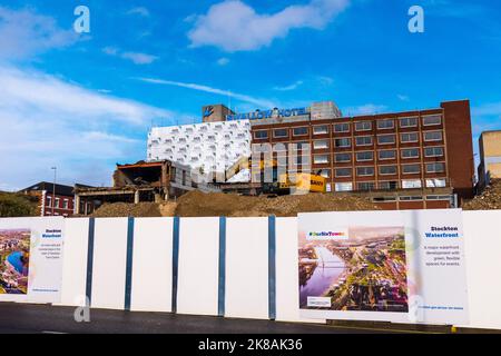 Stockton on Tees, Regno Unito. 21st ottobre 2022. Sono iniziati i lavori di demolizione del Castlegate Centre, nell'ambito dei piani dei Consigli per aprire la High Street al lungofiume. David Dixon/Alamy Foto Stock