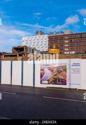 Stockton on Tees, Regno Unito. 21st ottobre 2022. Sono iniziati i lavori di demolizione del Castlegate Centre, nell'ambito dei piani dei Consigli per aprire la High Street al lungofiume. David Dixon/Alamy Foto Stock