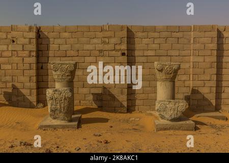 Rovine delle colonne nella vecchia città deserta Dongola, Sudan Foto Stock