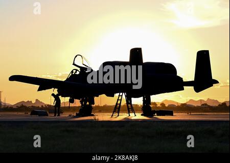 Tucson, Arizona, Stati Uniti. 11th Ott 2022. Un comando della Riserva dell'aeronautica degli Stati Uniti A-10 Thunderbolt II, assegnato al 924th Fighter Group, siede sulla linea di volo alla base dell'aeronautica militare Davis-Monthan, Arizona, ottobre. 11, 2022. Il 924th FG è l'unica unità di addestramento formale dotata di unità in Air Force Reserve Command con 28 A-10s. Credit: US Air Force/ZUMA Press Wire Service/ZUMAPRESS.com/Alamy Live News Foto Stock