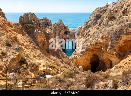 Turisti che visitano il luogo naturale Ponta da Piedade, Algarve, Portogallo Foto Stock