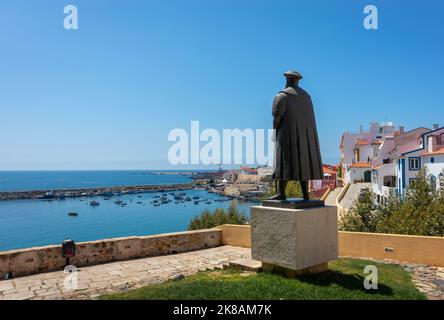 Portogallo, 2022 agosto: Scultura Vasco da Gama che guarda l'oceano Atlantico nella sua città natale Sines, Portogallo Foto Stock