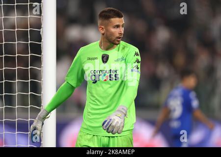 Torino, 21st ottobre 2022. Guglielmo Vicario dell'Empoli FC reagisce durante la Serie A allo Stadio Allianz di Torino. Il credito per le immagini dovrebbe essere: Jonathan Moskrop / Sportimage Credit: Sportimage/Alamy Live News Foto Stock