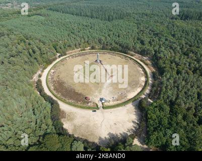 La Piramide di Austerlitz monumento costituito da un prato rivestito a forma di piramide sabbia tumulo di pietra obelisco. Utrecht comune di Woudenberg. Aeroporto Foto Stock