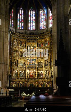 L'altare principale in stile architettonico misto Oviedo Cattedrale di San Salvador Oviedo Asturias Spagna Foto Stock