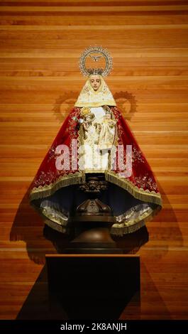 Piccola figurina della Vergine Maria in un cappei in stile architettonico misto Oviedo Cattedrale di San Salvador Oviedo Asturias Spagna Foto Stock