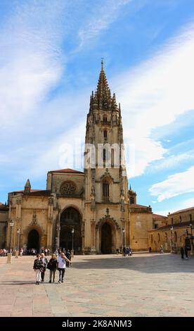 La Cattedrale di Oviedo in stile architettonico misto di San Salvador Oviedo Asturias Spagna Foto Stock