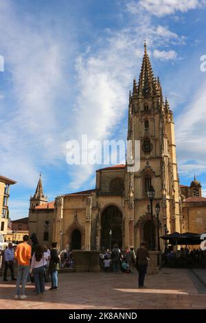 La Cattedrale di Oviedo in stile architettonico misto di San Salvador Oviedo Asturias Spagna Foto Stock