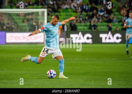 Melbourne, Australia. 22 ottobre 2022. Il centrocampista della città di Melbourne Valon Berisha #14 attraversa la palla nel box durante il round 3 della stagione 2022/23 degli Isuzu UTE a-League uomini tra Melbourne Victory e Melbourne City. Credit: James Forrester/Alamy Live News. Foto Stock