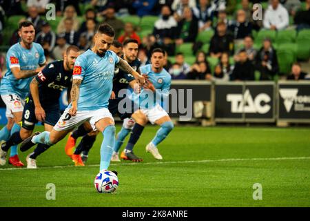 Melbourne, Australia. 22 ottobre 2022. Il Melbourne City Forward Jamie Maclaren #9 salta e converte la sanzione contro la Melbourne Victory durante il Round 3 della Isuzu UTE a-League 2022/23 tra Melbourne Victory e Melbourne City. Credit: James Forrester/Alamy Live News. Foto Stock