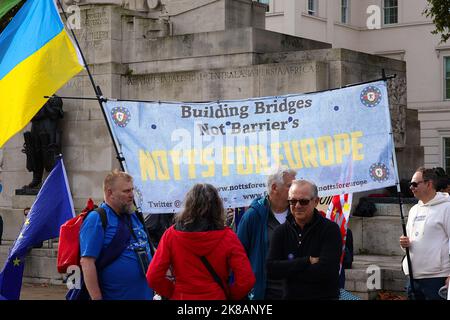 Westminster, Londra, Regno Unito. 22 ottobre 2022. Una marcia importante e un rally si svolgeranno a Londra il 22 ottobre per chiedere al Regno Unito di aderire nuovamente all'UE. I partecipanti si riuniranno vicino al Dorchester Hotel su Park Lane intorno alle 12:00:00 prima di procedere a Parliament Square per un rally. Il percorso di marzo include Piccadilly, Saint James' Street, Pall Mall, Cockspur Street e Whitehall. Photo Credit: Paul Lawrenson/Alamy Live News Foto Stock