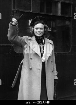 Anna Neagle attrice inglese Anna Neagle, l'attrice britannica arrivò alla stazione di Waterloo 1930s 1937 Foto Stock