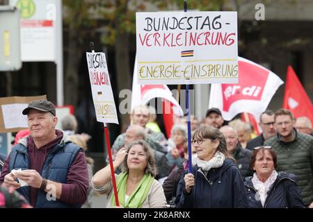 Duesseldorf, Germania. 22nd Ott 2022. Due partecipanti portano con sé cartelloni con l'iscrizione 'Bundestag Verkleinern- Einergi· ·Insparung'. Un'alleanza sociale ha richiesto dimostrazioni a livello nazionale, chiedendo ulteriori misure di aiuto a breve termine, un tetto massimo per i prezzi dell'elettricità e del gas, ulteriori sussidi per l'energia e la fine della dipendenza dai combustibili fossili. Credit: David Young/dpa/Alamy Live News Foto Stock