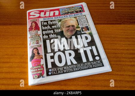 22 ottobre 2022. Il titolo di Sun della pagina anteriore cita Boris Johnson come dicendo che sono in su per esso! Sembra suggerire che si dirigerà per la leadership del Partito conservatore e quindi primo Ministro. Foto Stock