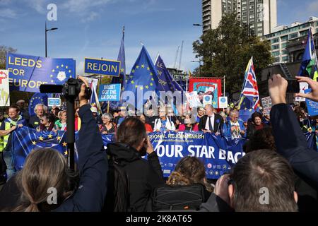 Westminster, Londra, Regno Unito. 22 ottobre 2022. Una marcia importante e un rally si svolgeranno a Londra il 22 ottobre per chiedere al Regno Unito di aderire nuovamente all'UE. Foto Stock