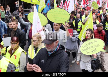 Duesseldorf, Germania. 22nd Ott 2022. Un dimostratore ha in mano un cartello con la scritta "hai esaurito le scuse, abbiamo esaurito i soldi". Un'alleanza sociale ha richiesto dimostrazioni a livello nazionale, chiedendo ulteriori misure di aiuto a breve termine, un tetto massimo per i prezzi dell'elettricità e del gas, ulteriori sussidi per l'energia e la fine della dipendenza dai combustibili fossili. Credit: David Young/dpa/Alamy Live News Foto Stock