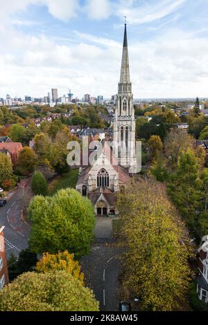 Edgbaston, Birmingham - 22nd 2022 ottobre - la bella chiesa di Sant'Agostino di Ippona su Lyttelton Road nella zona di Edgbaston di Birmingham circondata dai colori dell'autunno. La chiesa è situata su una rotonda, circondata da appartamenti e proprietà vittoriane. La guglia e la torre della chiesa anglicana misura 185 metri di altezza ed è la più alta di Birmingham, Inghilterra. La chiesa fu progettata da Giulio Alfred Chatwin e completata nel 1876. PIC Credit: Scott CM/Alamy Live News Foto Stock