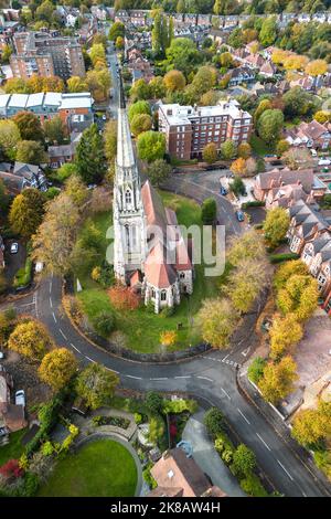 Edgbaston, Birmingham - 22nd 2022 ottobre - la bella chiesa di Sant'Agostino di Ippona su Lyttelton Road nella zona di Edgbaston di Birmingham circondata dai colori dell'autunno. La chiesa è situata su una rotonda, circondata da appartamenti e proprietà vittoriane. La guglia e la torre della chiesa anglicana misura 185 metri di altezza ed è la più alta di Birmingham, Inghilterra. La chiesa fu progettata da Giulio Alfred Chatwin e completata nel 1876. PIC Credit: Scott CM/Alamy Live News Foto Stock