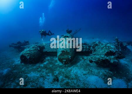Un subacqueo esplora un velivolo sommerso della seconda guerra mondiale Foto Stock
