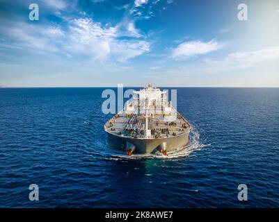 Vista frontale aerea di una petroliera per carico pesante Foto Stock