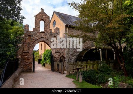 Dunster Castle Watermill si trova sul fiume Avill, un mulino di lavoro a doppio colpo del 18th ° secolo, Dunster, Somerset, Inghilterra, Regno Unito. Foto Stock